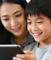  母亲与孩子一同使用平板电脑15#横屏 	 