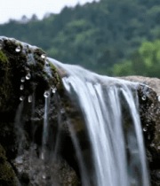 山间岩石上的水流特写3631#横屏 