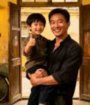  男人怀抱男孩室内温馨场景1942#横屏 	 -