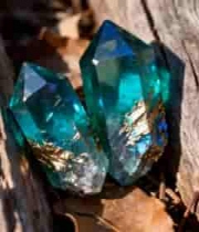  木背景上的绿色水晶特写2502#横屏 	 