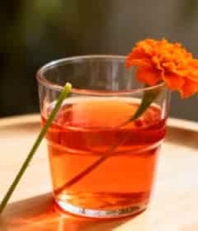  木盘上玻璃杯装红色饮料973#横屏 	 