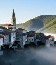 山间小镇晨雾中的建筑景观5249#横屏 