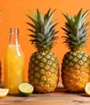  木桌上的菠萝与菠萝汁1347#横屏 	 