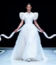  模特走秀展示白色礼服1850#横屏 	 -