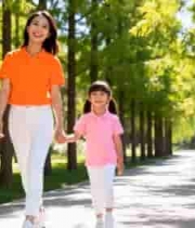  母女公园牵手漫步2358#横屏 	 