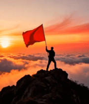 山顶人物举红旗日出景象4403#横屏 