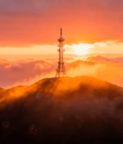 山顶日出云海中的通信塔5165#横屏 