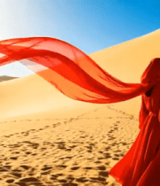 沙漠中红衣女子漫步(1)3638#横屏 