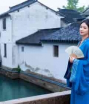  江南水乡汉服女子持扇而立1526#横屏 	 