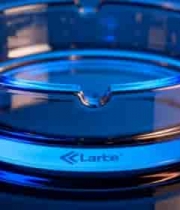  蓝色透明玻璃烟灰缸特写1681#横屏 	 