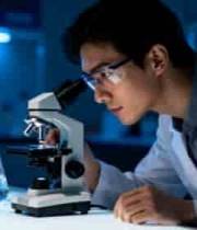  科研人员实验室使用显微镜观察978#横屏 	 