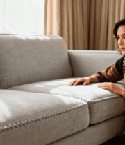 女性在化妆间手持平板电脑1949#横屏 