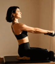 女性室内使用健身器材锻炼376#横屏 