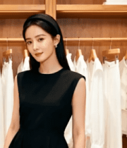 女性于服装店展示形象素材1536#横屏 