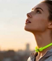  户外女性仰头休息画面1386#横屏 	 