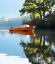  湖泊中行驶的橙色小船1159#横屏 	 