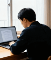 男子室内桌前使用笔记本电脑1216#横屏 