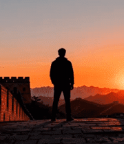 男子于长城赏日落景象3472#横屏 
