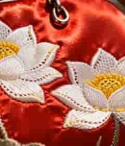  红色绣品上的白色莲花刺绣1354#横屏 	 