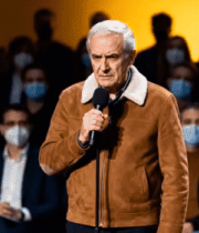 男子手持麦克风在人群前讲话1556#横屏 