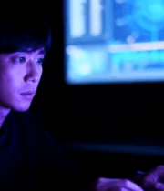 男子专注操作电脑场景2680#横屏 