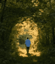 男子于森林中独自行走1865#横屏 