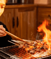 男子室内烧烤烤串素材3498#横屏 