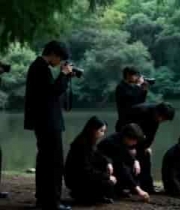  湖边树林中人们的拍摄活动2422#横屏 	 - 