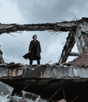 男子站立于废弃建筑之上4642#横屏 