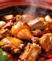  红陶盆中炖煮的鸡肉美食2787#横屏 	 