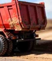  红色自卸卡车户外泥土场景820#横屏 	 