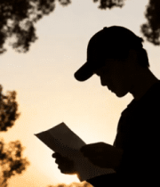 男子户外日落时阅读剪影1167#横屏 