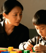 母亲陪儿童玩积木场景4311#横屏 