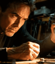 男人手持手电筒专注工作1326#横屏 