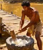  河边男子舂米的场景1021#横屏 	 