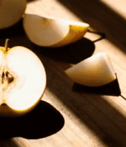 木桌上切开的梨子特写439#横屏 