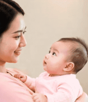 母亲室内怀抱婴儿温馨场景2647#横屏 