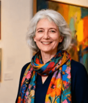 美术馆内微笑的银发女性2826#横屏 