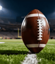 美式足球场中的橄榄球特写4399#横屏 