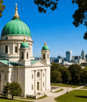 绿顶教堂与城市天际线景观3027#横屏 