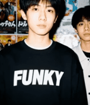 两位少年街头合影2317#横屏 