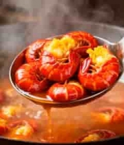  锅中盛有汤汁的小龙虾特写637#横屏 	 