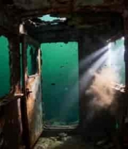  海底锈蚀沉船内部景象1766#横屏 	 - 