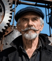 老人站在老旧机械齿轮前2057#横屏 