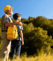 老人与男孩户外并肩而立4371#横屏 