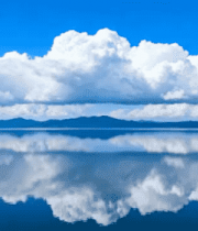 蓝天白云下平静湖面与山景4618#横屏 