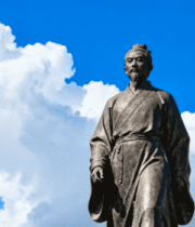 蓝天白云下的古人雕像438#横屏 