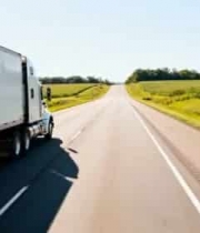  公路上行驶的大型货运卡车260#横屏 	 