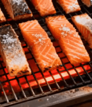 烤架上的三文鱼块2993#横屏 