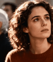 卷发女子人群中侧头特写1582#横屏 